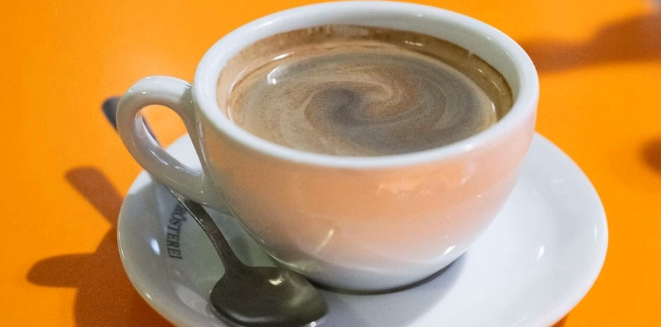 Marc de café et bicarbonate : le duo secret que des millions de foyers cachent sous l&rsquo;évier
